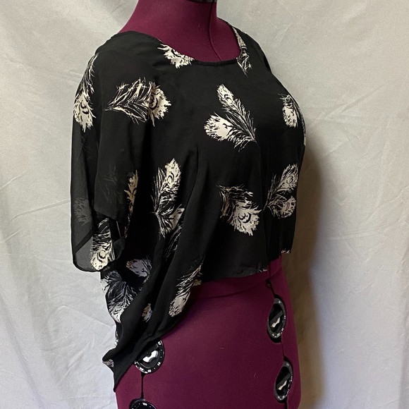 h.i.p. happening in the present cropped blouse - Picture 4 of 7